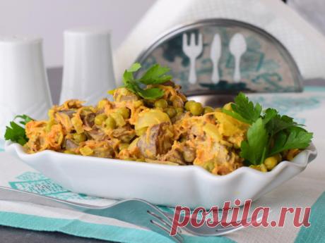 Фантастический салат с печенью и огурцами. Очень вкусно, просто объедение! Ингредиенты: Печенка — 450 гГорошек консервированный — 0,5 б.Огурцы маринованные — 3-4 шт.Лук — 3 шт.Морковь — 3 шт.Майонез — 200 гСоль, черный молотый перец — по вкусу Приготовление: Печень отварить в немного подсоленной воде 15-20 минут...