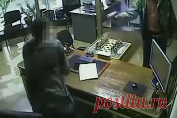 Попытка покушения на российского бизнесмена попала на видео. В городе Артем Приморского края киллер пришел в офис, чтобы расправиться с местным бизнесменом, но не смог. Видео неудавшегося покушения публикует «Комсомольская правда» в своем Telegram-канале. На кадрах видно, как мужчина с пистолетом стреляет в бизнесмена, но оружие дает осечку, жертва успевает обезоружить киллера.