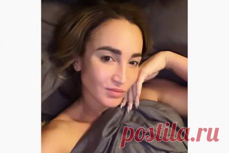 Бузова снялась в постели без макияжа. Российская певица и ведущая Ольга Бузова снялась без макияжа в домашней обстановке после работы. Сначала 36-летняя знаменитость разместила несколько видео, на которых она позирует с макияжем и укладкой. На размещенных кадрах видно, что визажисты нанесли на ее глаза серые тени, а на губы — помаду ягодного цвета.