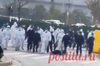 В сети появилось видео бунта рабочих в Китае на заводе по производству IPhone. В сети появилось видео бунта протестующих сотрудников крупнейшего в мире завода по производству IPhone Foxconn Technology Group в городском округе Чжэнчжоу, провинции Хэнань в КНР. Они требуют обещанных компанией выплат. На кадрах видно, как толпа рабочих кидается в полицию металлическими заграждениями.