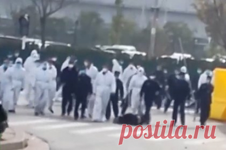 В сети появилось видео бунта рабочих в Китае на заводе по производству IPhone. В сети появилось видео бунта протестующих сотрудников крупнейшего в мире завода по производству IPhone Foxconn Technology Group в городском округе Чжэнчжоу, провинции Хэнань в КНР. Они требуют обещанных компанией выплат. На кадрах видно, как толпа рабочих кидается в полицию металлическими заграждениями.