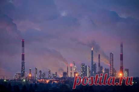 Песков заявил о консультациях с ОПЕК+ перед решением сократить добычу нефти. Россия предварительно обсуждала решение снизить добычу нефти со странами-участницами ОПЕК+, заявил пресс-секретарь президента страны Дмитрий Песков. О сокращении производства на 500 тысяч баррелей в сутки в марте ранее сообщил вице-премьер Александр Новак. По его словам, решение было принято без консультаций.