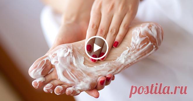 СЕНСАЦИЯ! Попрощайся с грибком ногтей и стоп с помощью смеси из 2 ингредиентов! - Страница 2 из 2 Смесь питьевой соды и уксуса выгодна, потому что пищевая сода не является фунгицидом, а это означает, что она не будет убивать грибок, но она предотвратит его рост и расширение, в то время как уксус используется для эффективного уничтожения грибка. Этот метод очень прост и эффективен, просто следуйте инструкции! Необходимые ингредиенты: — 4-5 столовых ложек пищевой