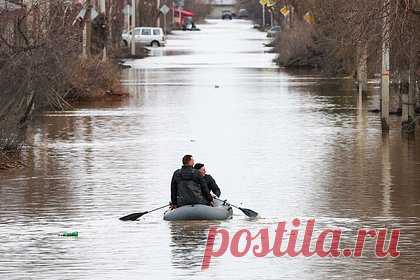 Операторы связи начнут обслуживать всех абонентов в Оренбуржье в период ЧС. В Оренбуржье введен режим межсетевого роуминга в период ЧС из-за прорыва дамбы. На фоне подтопления оборудования каждый оператор связи начнет обслуживать всех абонентов на всей территории области. Так, мобильный телефон самостоятельно должен переключиться на другого доступного оператора.