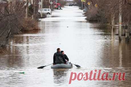 Операторы связи начнут обслуживать всех абонентов в Оренбуржье в период ЧС. В Оренбуржье введен режим межсетевого роуминга в период ЧС из-за прорыва дамбы. На фоне подтопления оборудования каждый оператор связи начнет обслуживать всех абонентов на всей территории области. Так, мобильный телефон самостоятельно должен переключиться на другого доступного оператора.