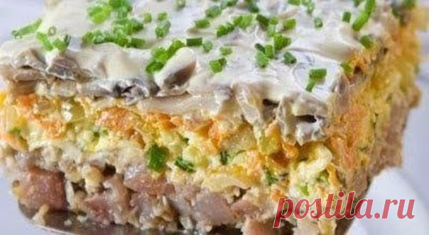 СЛОЕНЫЙ САЛАТ С СЕЛЬДЬЮ И ГРИБАМИ

Ингредиенты:

- филе сельди - 2 шт. 
- грецкие орехи рубленые - 1/2 стакана 
- шампиньоны - 300 г
- яйца вареные - 3 шт. 
- лук репчатый - 2 головки 
- морковь - 1 шт. 
- оливковое масло - 1 ст. ложка 
- зелень укропа - 1 пучок 
- зеленый лук - 1 пучок 
- сметана - 200 г 

Приготовление:

1. Филе сельди нарезать мелкими кубиками, смешать с орехами. 
2. Репчатый лук нашинковать полукольцами, морковь натереть на крупной терке. 
3. Овощи сое...