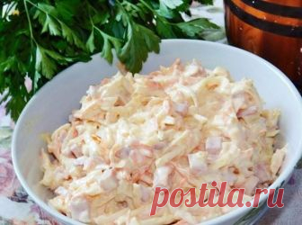 Салат из моркови с яблоком, сыром и ветчиной

Ингредиенты: 

Морковь — 1 шт. 
Ветчина — 200 г 
Яблоко — 2 шт. 
Сыр твердый — 50 г 
Чеснок — 2–3 зубчиков 
Майонез домашний — по вкусу 

Количество порций: 3-4 

Приготовление: 

1. Натрите сырую морковь на крупной терке. 
2. Добавьте нарезанную кубиками ветчину. 
3. Натрите на крупной терке твердый сыр. 
4. Добавьте измельченный чеснок и тертое яблоко. 
5. Заправьте салат майонезом. 

Приятного аппетита!