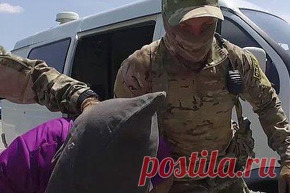 Допрос собиравшегося воевать на стороне ВСУ россиянина попал на видео. Допрос 35-летнего жителя Нальчика, собиравшегося воевать на стороне одного из подразделений Вооруженных сил Украины (ВСУ), попал на видео. Запись публикует ФСБ. На кадрах видно, как силовики выводят задержанного с мешком на голове из автомобиля и заводят его в здание. Он рассказал, что «повелся на пропаганду»