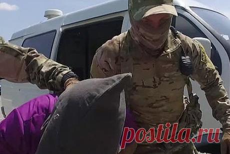 Допрос собиравшегося воевать на стороне ВСУ россиянина попал на видео. Допрос 35-летнего жителя Нальчика, собиравшегося воевать на стороне одного из подразделений Вооруженных сил Украины (ВСУ), попал на видео. Запись публикует ФСБ. На кадрах видно, как силовики выводят задержанного с мешком на голове из автомобиля и заводят его в здание. Он рассказал, что «повелся на пропаганду»