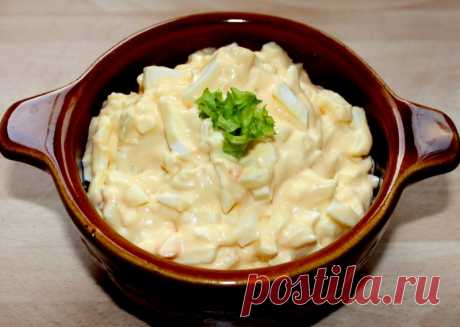 Яичный салат с репчатым луком.
Простой рецепт вкуснейшего салата с вареными куриными яйцами, репчатым луком и ароматной заправкой из сметаны, горчицы и майонеза.