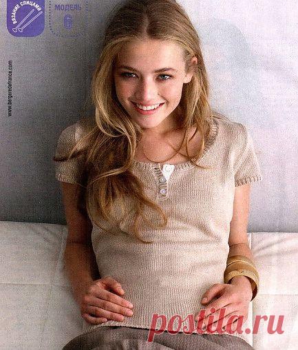 Пуловер с короткими рукавами.