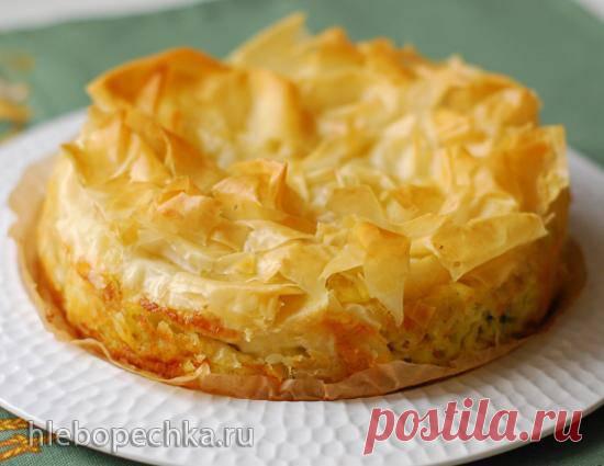 Пирог из теста фило с бататом,  лососем и шпинатом Батат очистить, нарезать кубиками (2см ), поместить на противень или в форму, сбрызнуть маслом, приправить солью и перцем и запекать в разогретой духовке при 200 С примерно 20 минут. Лук и чеснок порезать. Сковороду нагр