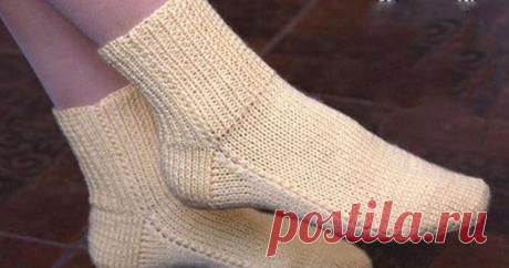 Умелица ловко вяжет носки на двух спицах: Так легко, что справится даже новичок - Ok’ейно Что понадобится: 2 спицы, Пряжа нужных цветов, Лента сантиметровая