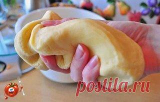 Молодым хозяйкам на заметку! Обязательно поделитесь с друзьями!
РЕЦЕПТЫ САМОГО ВКУСНОГО ТЕСТА
1. Кефирное тесто с сыром
Ингредиенты:
- 1 чашка кефира
- 1 чашка тертого сыра
- 0,5 чайной ложки соли
- 2/3 чайной ложки соды
- 1 чайная ложка сахара
- 2 стакана муки
Если Вы натрете сыр на крупной терке, то получатся отличные лепешки и сосиски в тесте, а если на мелкой — получится хорошее тесто для другой мелкой выпечки, например рогаликов и т.д.
2. Пресное тесто на сметане
Ингредиенты:
- 1 ст