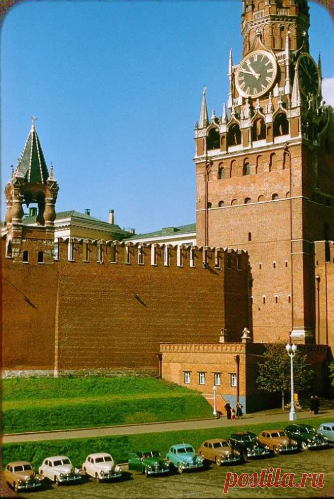 Москва 1956 года в фотографиях Жака Дюпакье

В сентябре 1956 года Жак Дюпакье (Jacques Dupâquier) прилетел в Москву : “Такой свободы как в 1956 году, в СССР не было даже во времена Горбачева”
