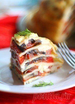 Блины:
- 3 яйца
- 300 мл молока
- 150 г муки
- 1 небольшой пучок зелени
- соль, сахар – по вкусу

Начинка:
- 300 г шампиньонов
- 4 помидора
- 200 г твердого сыра
- 2 зубчика чеснока – по–желанию