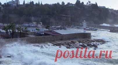 В нескольких районах Турции море вышло из берегов после ураганов и ливней. В нескольких районах Турции море вышло из берегов после ураганов и ливней, информирует агентство IHA. Читать далее