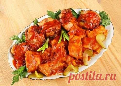Курица с луковым рулетом,тушенные в томатном соусе. Рецепт