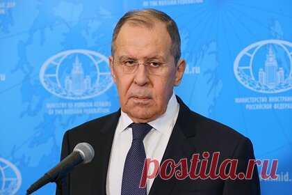 Лавров вспомнил о России и перешел на английский. Министр иностранных дел России Сергей Лавров, комментируя вопрос журналиста о том, что Россия собирается делать, чтобы понравиться странам Запада, назвал Россию на английском языке. Поправившись, министр продолжил делиться мнением о неприличности такой постановки вопроса.