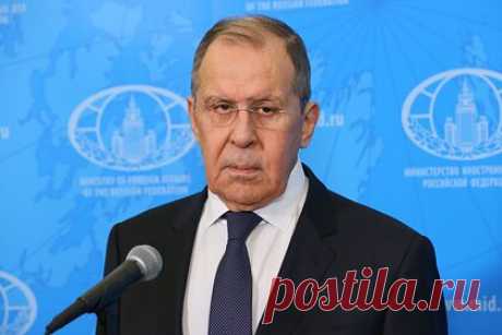 Лавров вспомнил о России и перешел на английский. Министр иностранных дел России Сергей Лавров, комментируя вопрос журналиста о том, что Россия собирается делать, чтобы понравиться странам Запада, назвал Россию на английском языке. Поправившись, министр продолжил делиться мнением о неприличности такой постановки вопроса.