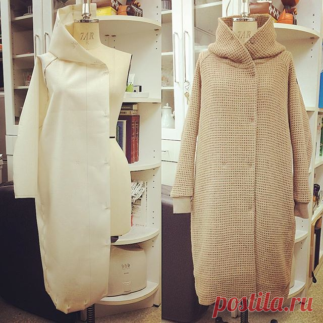 16aw ladies raglan sleeve over coat#1
16awは例年になくラグランの依頼が多くて、苦手意識克服に役立ちました😅(克服出来てはないです💧)と、いうことで今回はまたオーバースペックモノに戻ってラグランロングコート！(^^)
落ち感のあるワッフルの1stサンプルが良く上がってきて 程よくトワルの欠点が緩和されてたので一安心。この上がりを狙って作りました！って言いたいとこですが、グレーですね💧
毎度毎度 作り込むけど、やっぱり最後は”うまく転んでくれー！”って神頼みになります´д` ;
なんか内合わせ巾が違うように見えますが写真が微妙に正面からズレてるだけみたい。う〜ん

#pattern #patternmaking #ladies #toile # #fashion #coat #blancbasque  #パターン #パターンメイキング#パタンナー  #ファッション #レディス #コート