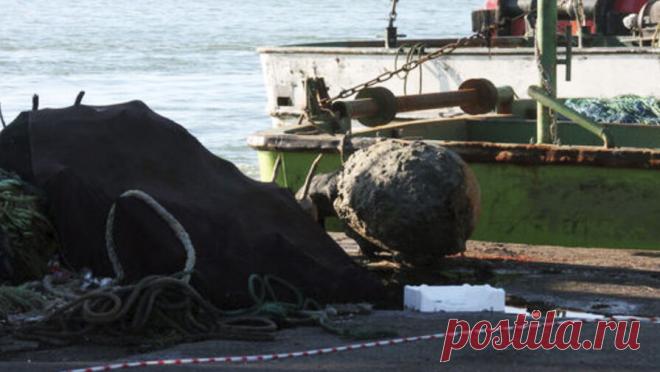 В Турции обезвредили морскую мину, попавшую в сети рыбаков. В районе турецкого черноморского порта Эрегли местные рыбаки обнаружили запутавшуюся в сетях морскую мину. Объект был обезврежен и доставлен на берег для уничтожения, сообщает телеканал Habert & amp;uuml;rk. Происшествие случилось 5 января. ...