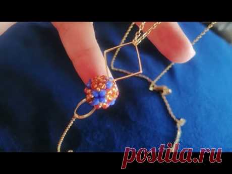Bolita tejida en cristal y rocalla