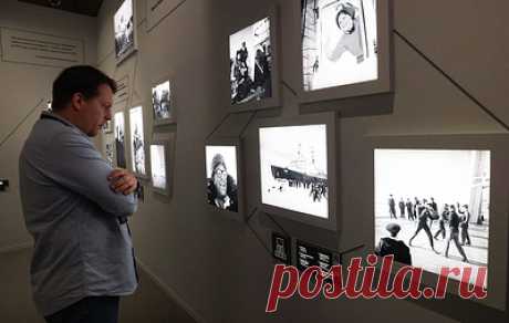 Выставка работ фотографа ТАСС Евгения Халдея откроется 26 апреля в Историческом музее. Экспозиция мультимедийная и включает около 400 работ разных лет, из которых около 70 - кадры из исторического фонда фотографий ТАСС