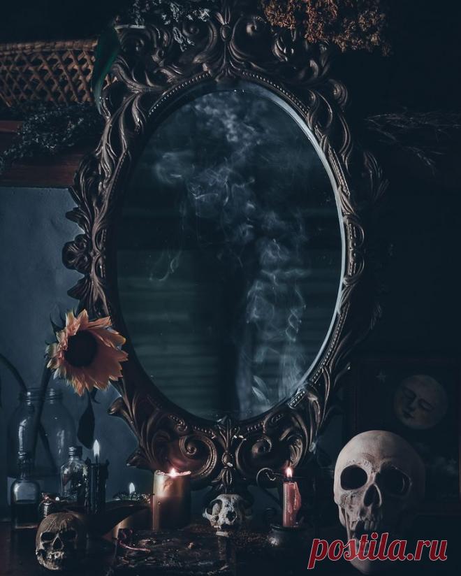 Почему нельзя рассказывать о привороте. Рассказывая о ритуале, вы невольно привлекаете внимание других людей к вашим отношениям

Скептически настроенные знакомые могут своими сомнениями создать ненужные вибрации

Излишнее обсуждение может сместить фокус с реальных действий на пустые разговоры