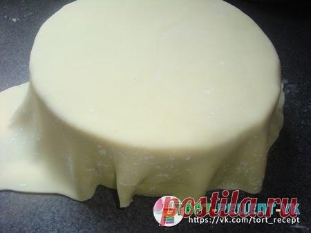 МОЛОЧНАЯ МАСТИКА.

- Ингредиенты:

150 гр. сухого молока,
150 гр. сахарной пудры,
100 мл. сгущённого молока,
2 ст.л. лимонного сока.

- Как приготовить:

Сухое молоко просеять через сито вместе с сахарной пудрой, всыпать в миску и размешать. В центре сухой смеси сделать углубление и влить туда сгущённое молоко. Постепенно подсыпая с краем сухую сахарно-молочную смесь, вымесить мягкую мастику.

Влить к мастике лимонный сок и ещё раз вымесить руками до однородности. наша гру...