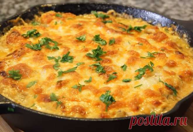 Куриная грудка по-французски: Очень вкусное блюдо Восхитительное блюдо. Сочное, ароматное и очень вкусное. Блюдо можно подавать и с... Читать ещёКуриная грудка по-французски: Очень вкусное блюдо Восхитительное блюдо. Сочное, ароматное и очень вкусное. Блюдо можно подавать и к семейному ужину, и ко праздничному столу. Ингредиенты. куриное филе - 1 кг. (если куриное мясо с кожей, то берите примерно половину грудки) лук - 2 шт. шампиньоны - 300 г. сыр - 150 г. помидоры - 3 шт. соль, перец, припра…
