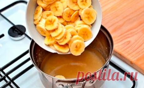 За час до сна вскипяти воду с корицей и брось туда нарезанный банан! В осенне-зимний сезон это незаменимый напиток!