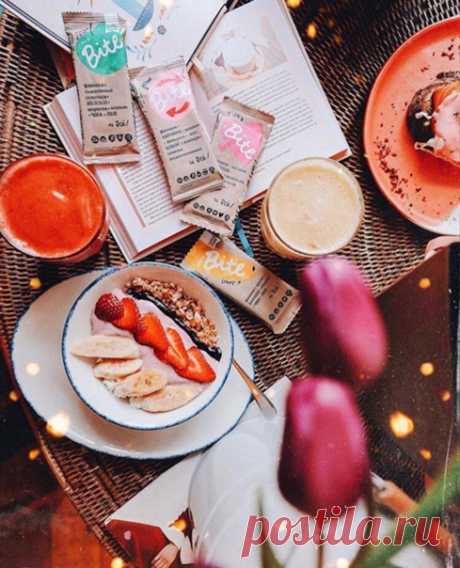 Я начинаю утро со стихов
Как кто-то с кофе, соков и овсянки,
И тысячи невысказанных слов
Стучатся в мои мысли спозаранку.
Взлетая и кружась под потолком,
На миг столкнувшись — вдруг рождают фразы,
Подмешивая в кофе с молоком
События, иллюзии, рассказы…
Я начинаю утро со стихов
Чуть терпких, теплых, пахнущих корицей,
Переносящих сквозь границы снов
Все то, что вновь уже не повторится.
И тихо по бумаге карандаш
Выводит строчек ровные маршруты…
И летний сонный утренний пейзаж...