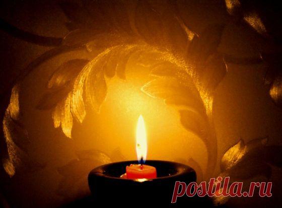 Задувая чужую свечу, не ожидайте, что ваша станет гореть ярче.