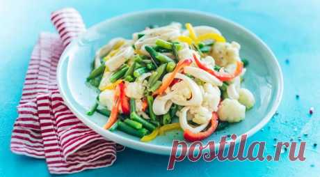 Кальмары, тушенные с овощами на сковороде, пошаговый рецепт с фото на 257 ккал