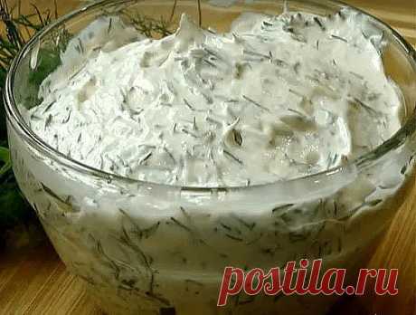 Вкуснейший ОГУРЕЧНЫЙ Соус!

Готовлю этот соус на Все ТОРЖЕСТВА, так как не все гости кушают майонез. Когда я в первый раз приготовила, даже и не думала, что он вызовет такой восторг гостей.Со стола его просто смели и потом попросили добавки. Особенно с ним вкусны салаты!

Приготовление:
1. Натереть один средний огурец на крупной терке и слегка отжать сок.
2. Добавить 100 гр сливочного мягкого сыра, 2 зубчика измельченного чеснока, 3 ст. ложки жирной сметаны, 1 ч. ложку мел...