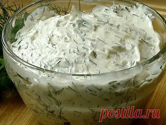 Вкуснейший ОГУРЕЧНЫЙ Соус!

Готовлю этот соус на Все ТОРЖЕСТВА, так как не все гости кушают майонез. Когда я в первый раз приготовила, даже и не думала, что он вызовет такой восторг гостей.Со стола его просто смели и потом попросили добавки. Особенно с ним вкусны салаты!

Приготовление:
1. Натереть один средний огурец на крупной терке и слегка отжать сок.
2. Добавить 100 гр сливочного мягкого сыра, 2 зубчика измельченного чеснока, 3 ст. ложки жирной сметаны, 1 ч. ложку мел...