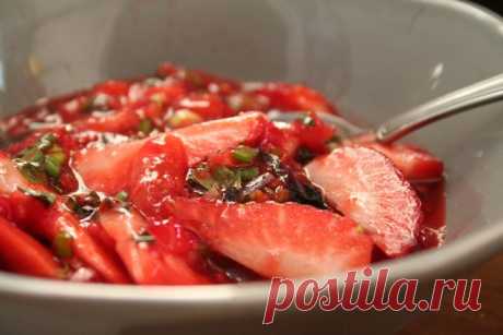 Клубника в луковом соусе.