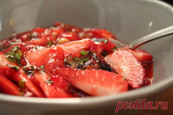 Клубника в луковом соусе.