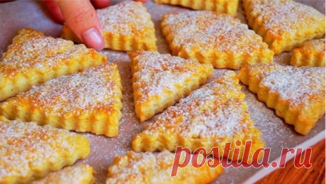 Часто делаю очень вкусное печенье со сметаной. На приготовление уходит 10 минут (плюс время выпечки)