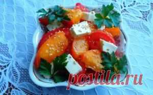 Салат с хурмой, помидорами и брынзой