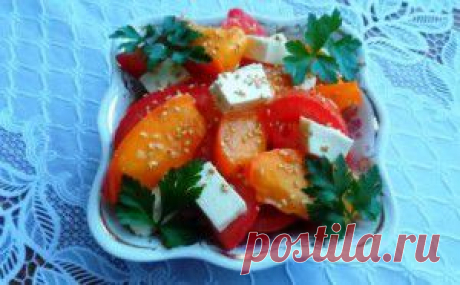 Салат с хурмой, помидорами и брынзой