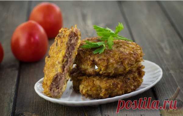 Отбивная из фарша, в кукурузной панировке - на первый взгляд всё просто, однако вкус потрясающий Предложите мужчине что-то новенькое. Например, отбивные из фарша в кукурузной панировке. На первый взгляд всё просто, однако вкус потрясающий. Нотка паприки и хрустящая панировка из кукурузных хлопьев сделают свое дело - будьте готовы принимать похвалы Отбивную из фарша, конечно, нельзя...