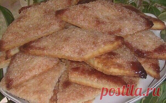Быстрое и хрустящее печенье

Ингредиенты:

1 пачка маргарина (250гр),
2 стакана муки,
1 баночка сметаны (230гр 21%),
сахар.

Приготовление:

Пачку маргарина небольшими порциями натереть на терке, перемешивая с мукой. Получается как крошка. Затем добавить баночку сметаны и замесить тесто. Положить его на 30 минут в морозиловку. Затем немного раскатать, присыпать сахаром и по сахару раскатать(вкатывая сахар) до толщины примерно в 0,5 см. Разрезать на ромбики. Выложить на про...