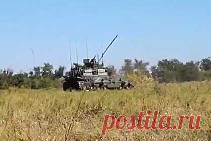 В аэропорту Мариуполя применили российскую машину разминирования «Вепрь». На территории мариупольского аэропорта российские саперы применили новейшую бронированную машину разминирования БМР-3М на базе танка Т-90, пишет «Российская газета». В ходе работы под Волновахой экипаж машины совместно с саперами уничтожил около 500 противопехотных мин.