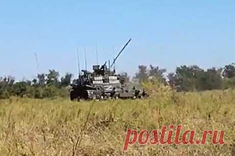 В аэропорту Мариуполя применили российскую машину разминирования «Вепрь». На территории мариупольского аэропорта российские саперы применили новейшую бронированную машину разминирования БМР-3М на базе танка Т-90, пишет «Российская газета». В ходе работы под Волновахой экипаж машины совместно с саперами уничтожил около 500 противопехотных мин.