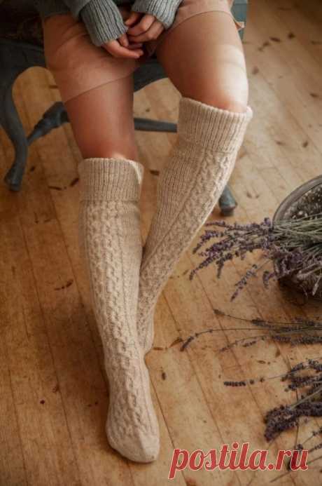 Носки «Dolce cable socks» от Novita Knits Пряжа: Novita Nalle (031) Linen 250 грЧулочные спицы: 3 мм и 3,25 мм или размеров, подходящих под вашу плотность вязанияДизайнер: Sari NordlundРазмеры: 38/39Описание узораРезинка по кругу 1х1Начало вязанияНа спицы большего размера набрать 92 петли и разделить их на 4 спицы &mdash; по 23...