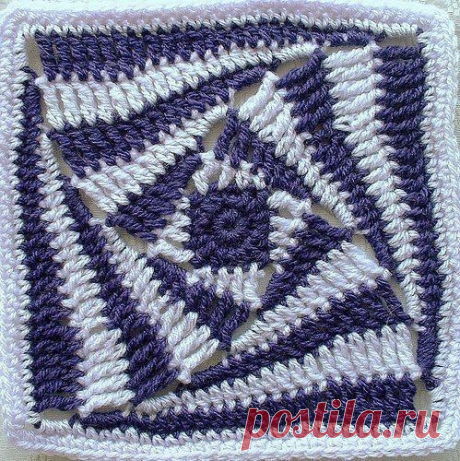 Интересный квадратный мотив крючком