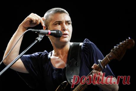 Шинейд О'Коннор пришла на кремацию сына в розовом костюме. Ирландская певица Шинейд О'Коннор пришла проститься с сыном в ярко-розовом спортивном костюме. В своем Twitter она объяснила, что похороны проходили по индусской церемонии, которая понравилась бы умершему. В гроб она положила несколько пачек сигарет «на случай, если их не окажется на небесах».