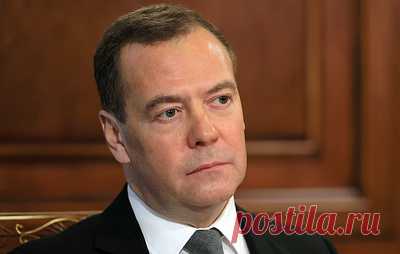 Медведев считает, что Макрон больше "адвокат Киева", чем президент Франции. Зампредседателя Совбеза России заявил, что французскому лидеру плевать на свою страну